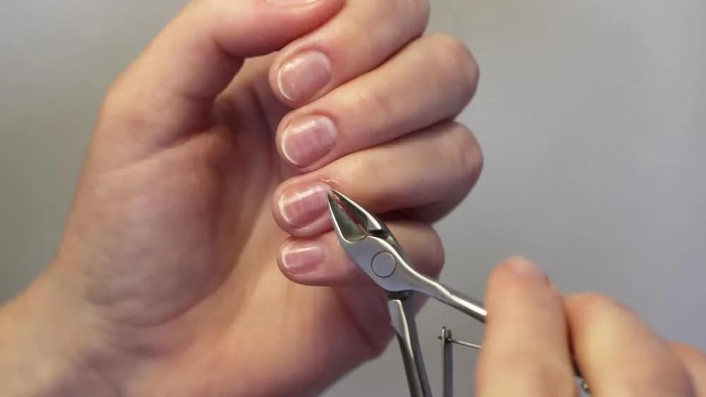 Jak dbać o skórki wokół paznokci, aby uniknąć problemów i podrażnień