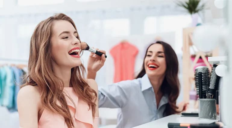 Ile kosztuje kurs makijażu? Sprawdź ceny i ukryte koszty kursów