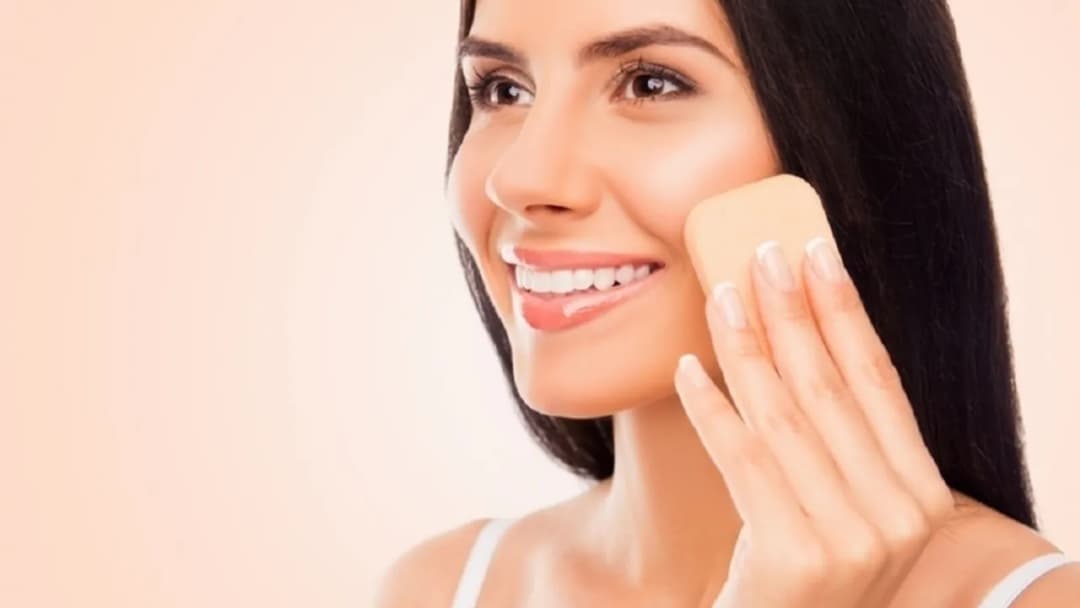 Czy gąbkę do makijażu trzeba moczyć? Odkryj klucz do idealnej aplikacji