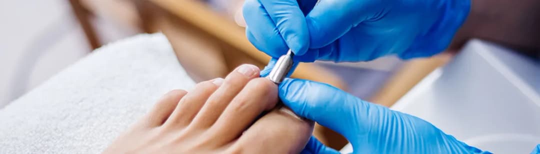 Co to jest manicure i pedicure? Poznaj różnice i korzyści