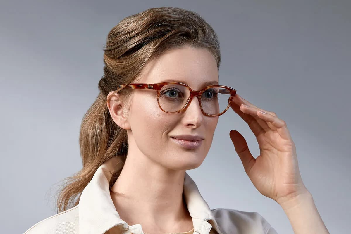 Fryzury które pasują do okularów – unikaj błędów w stylizacji