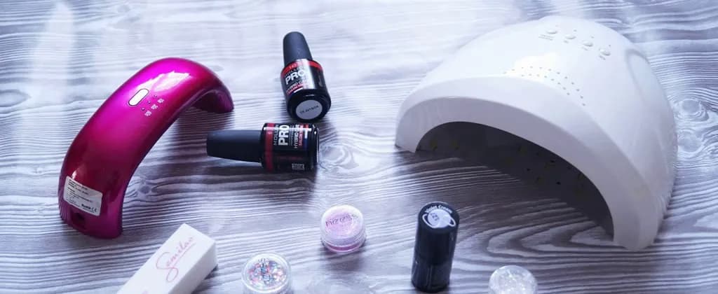 Czy warto kupić zestaw do manicure hybrydowego? Oto prawda o kosztach i efektach