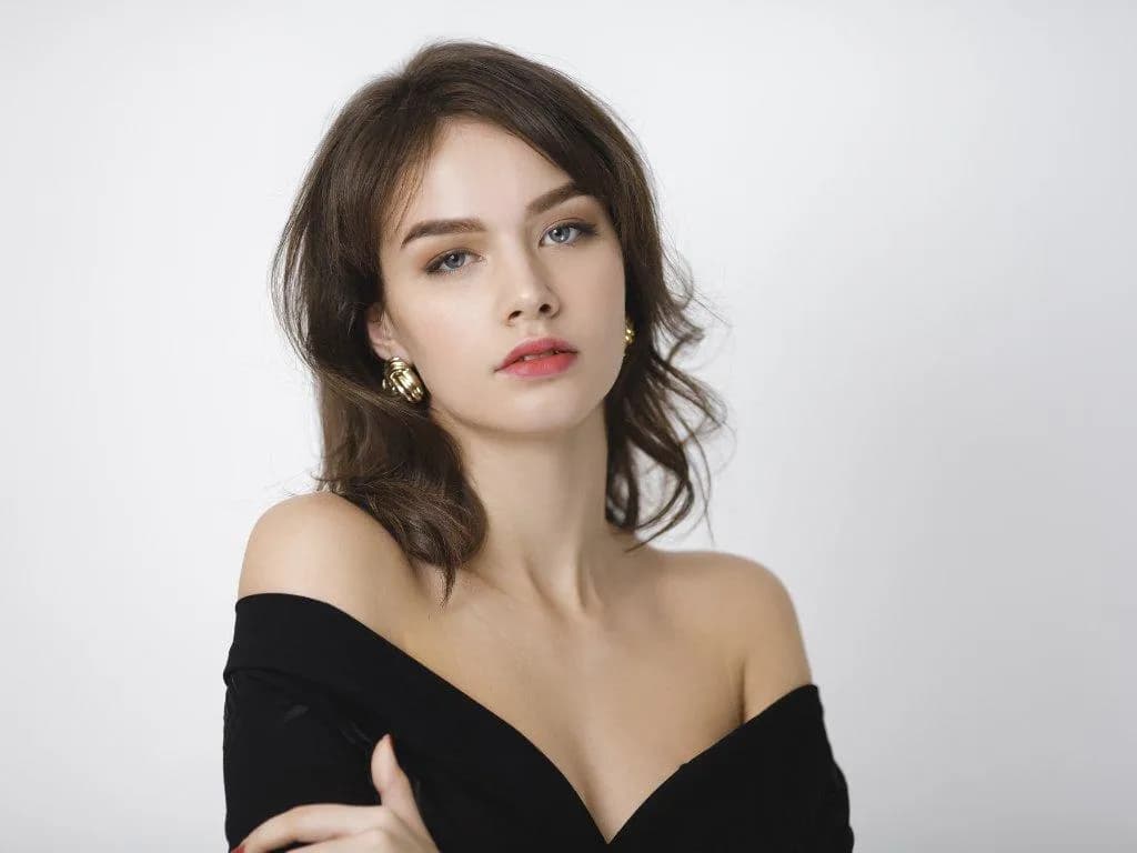 Jaki makijaż do czarnej sukienki? Odkryj idealne stylizacje na każdą okazję